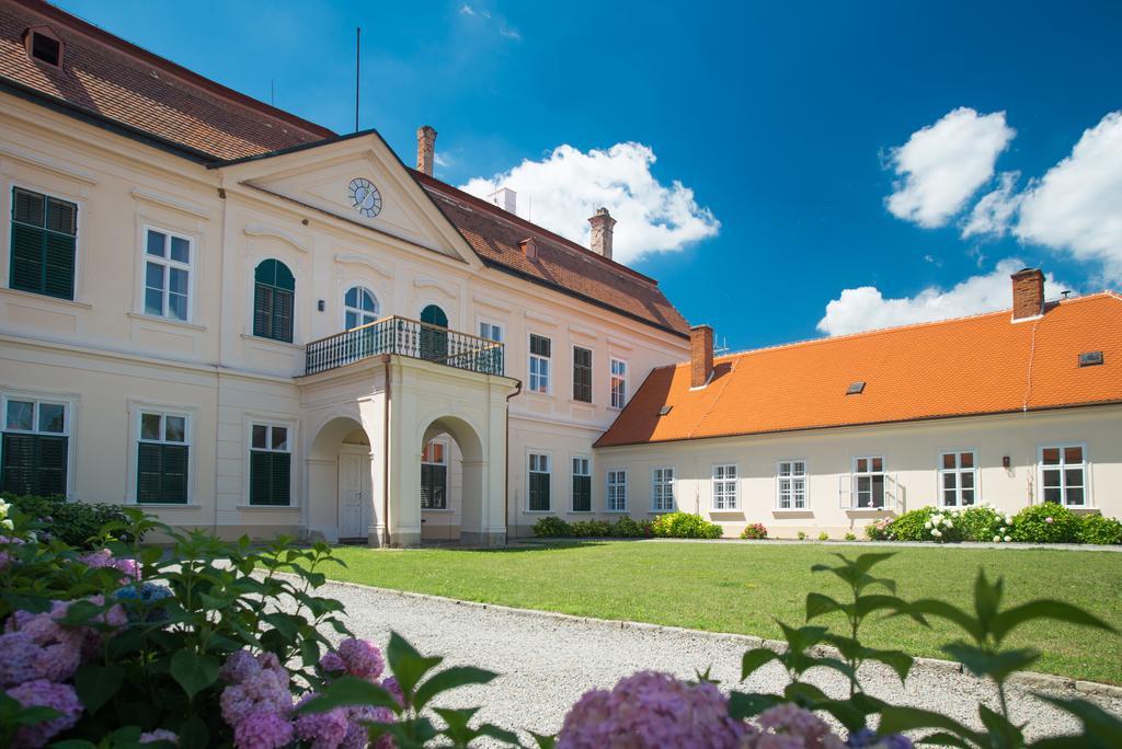 Zamek Dukovany Hotel Exterior foto
