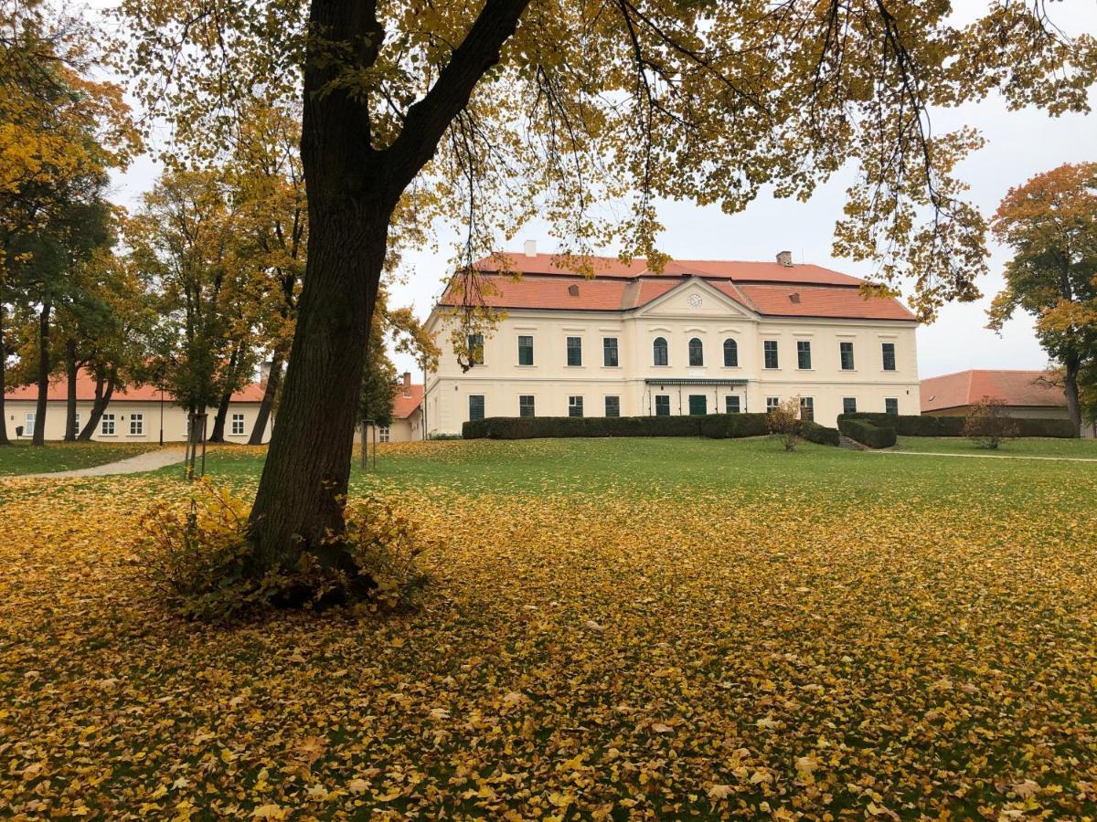 Zamek Dukovany Hotel Exterior foto
